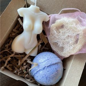 Santal and coconut scented body candle, natural loofah, bath bomb, bath salts